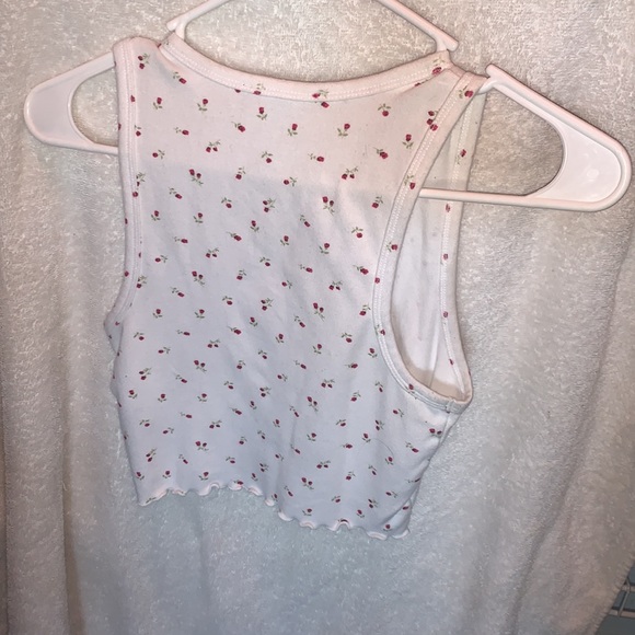white cropped tank top with rose design - Picture 2 of 4